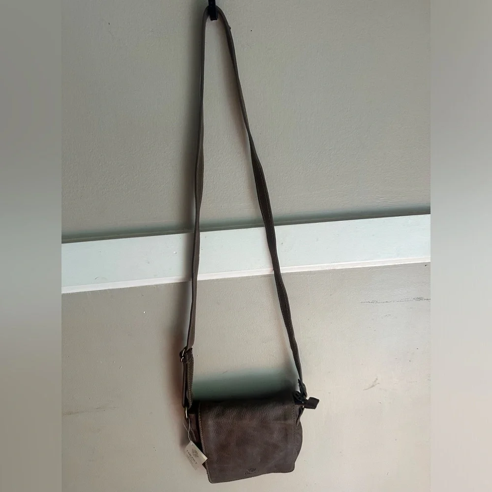 NWT I Medici Firenze and features a distinct embossed logo on the front flap